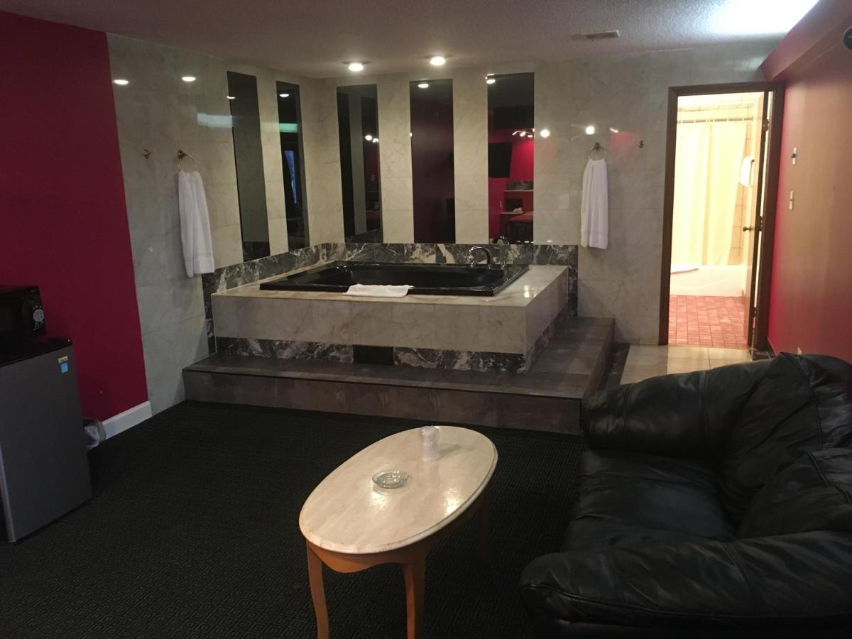 Midway Inn & Suites - Housity
