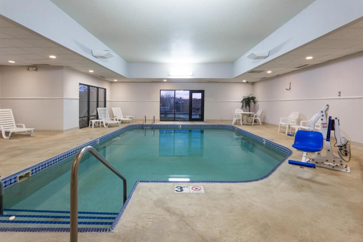 Super 8 by Wyndham Germantown/Milwaukee - Housity
