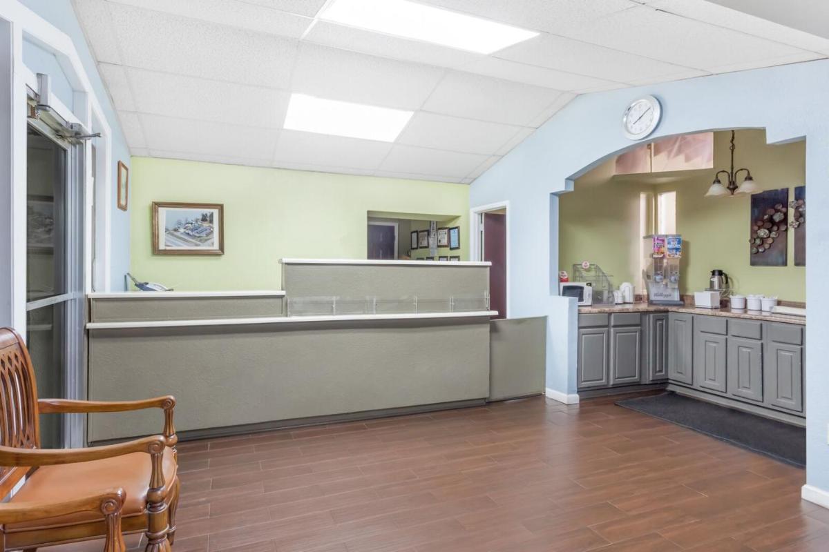 Lake View Inn & Suites - Housity