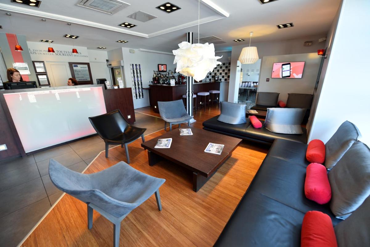 Coin salon dans l'établissement Kyriad Hotel Dijon Gare