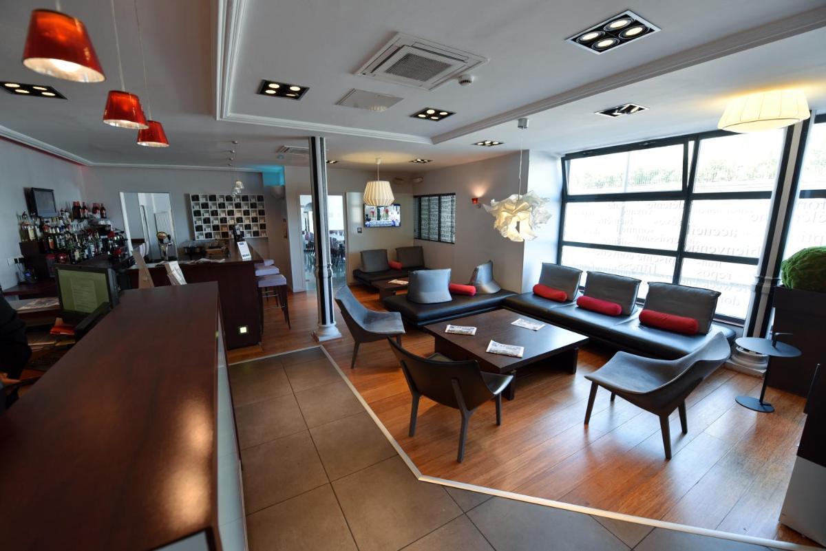 Coin salon dans l'établissement Kyriad Hotel Dijon Gare