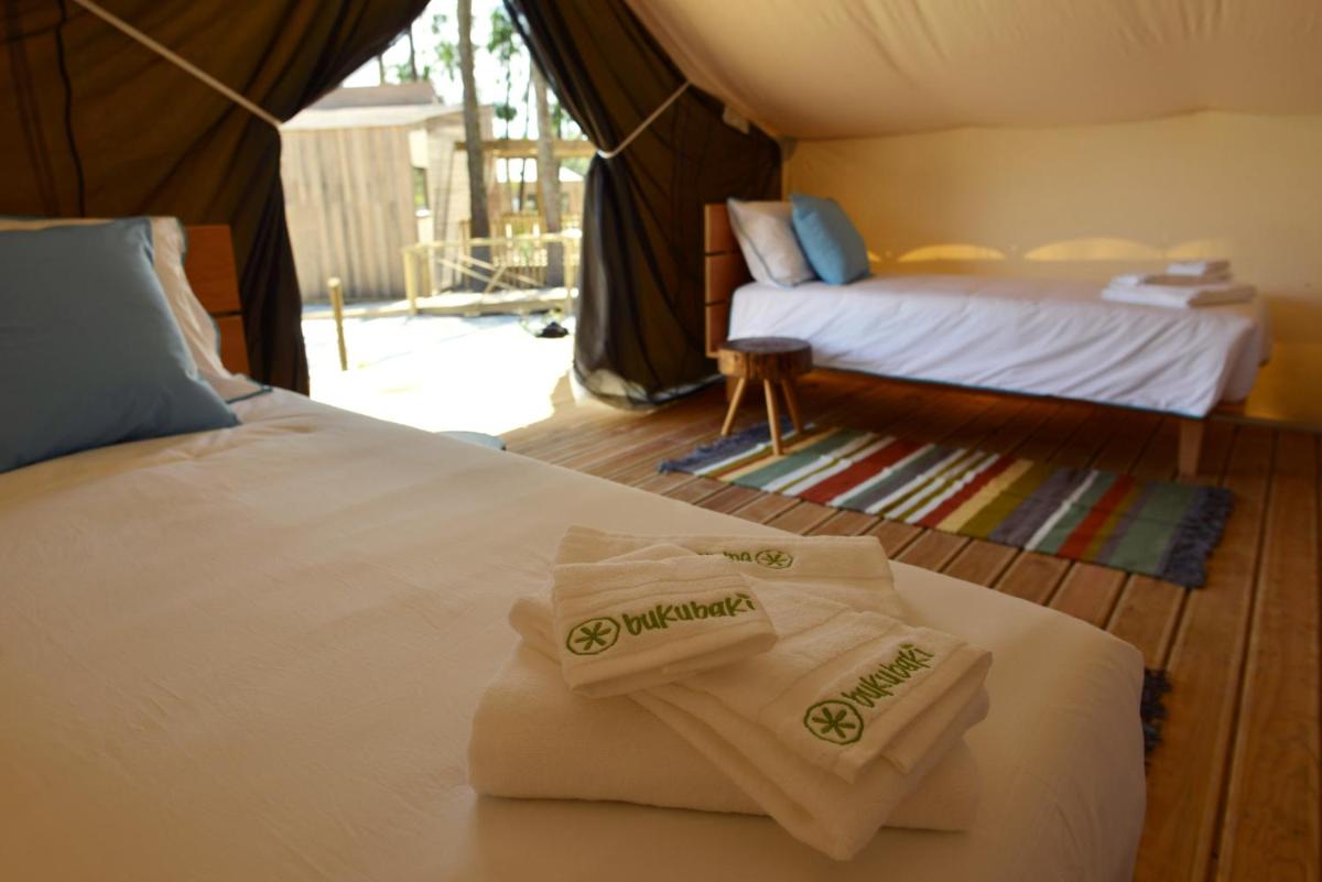 Uma cama ou camas num quarto em Bukubaki Eco Surf
