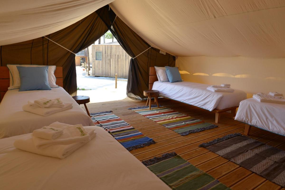 Uma cama ou camas num quarto em Bukubaki Eco Surf