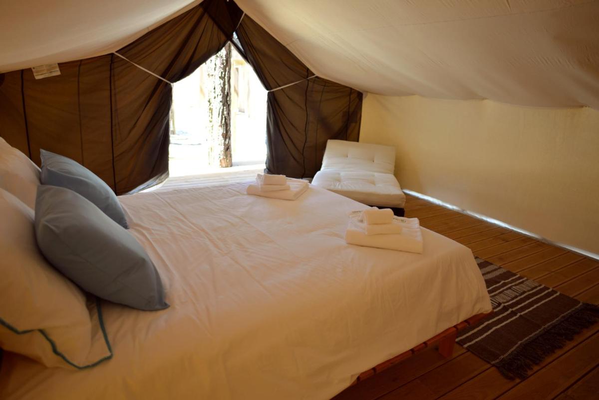 Uma cama ou camas num quarto em Bukubaki Eco Surf