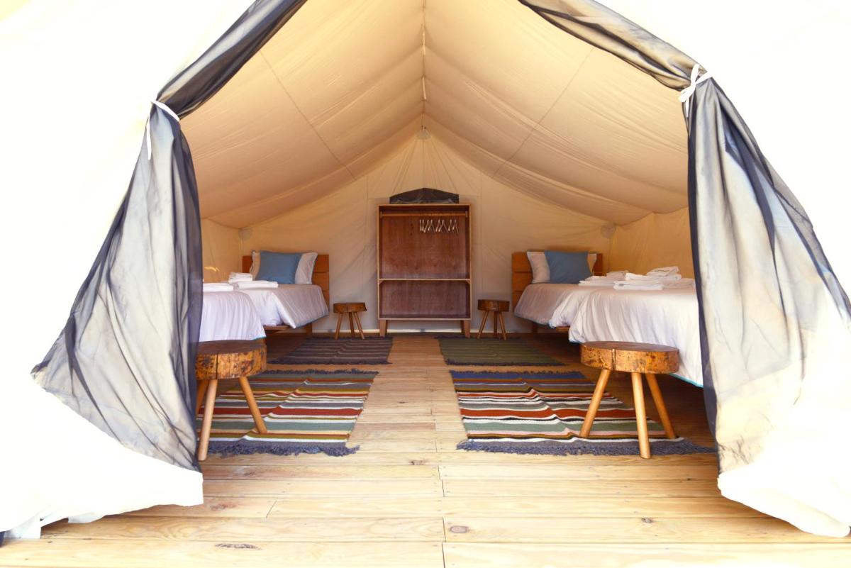 Uma cama ou camas num quarto em Bukubaki Eco Surf