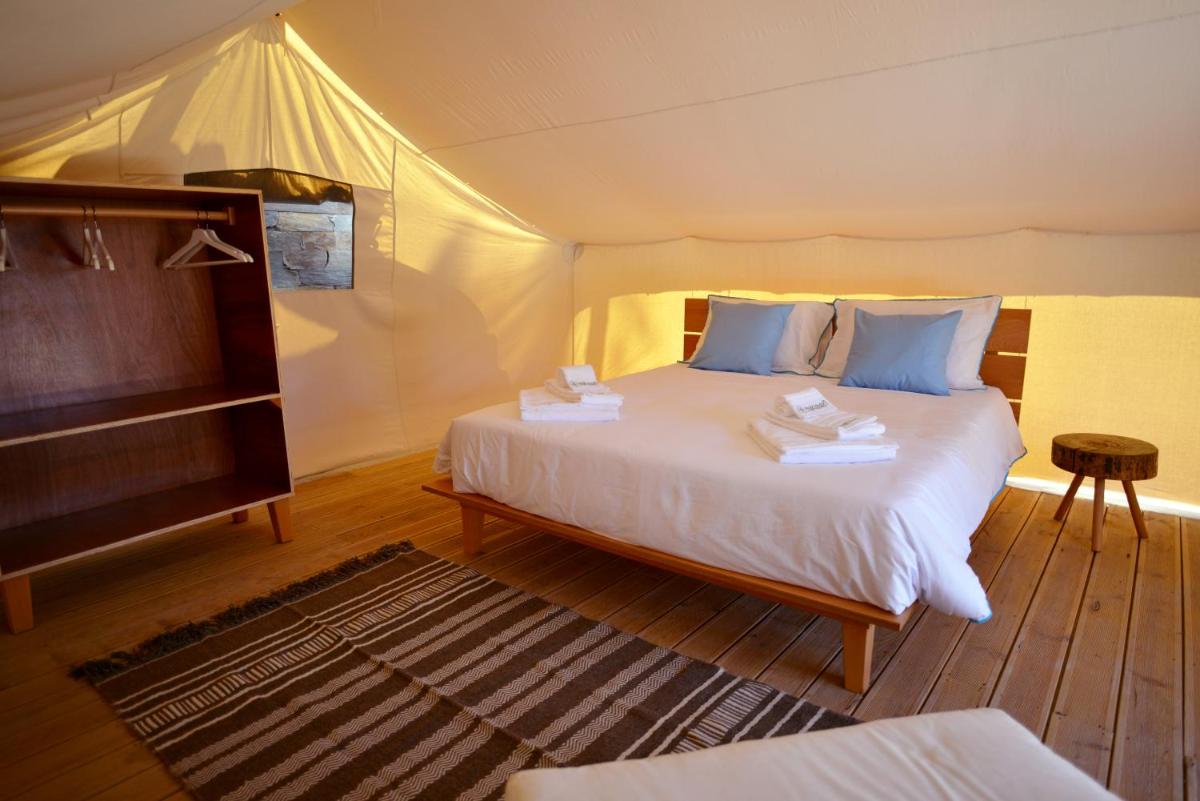 Uma cama ou camas num quarto em Bukubaki Eco Surf