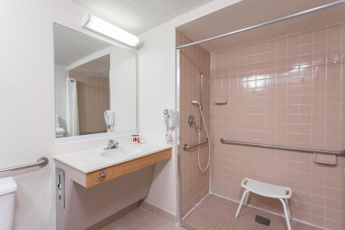 Super 8 by Wyndham Germantown/Milwaukee - Housity