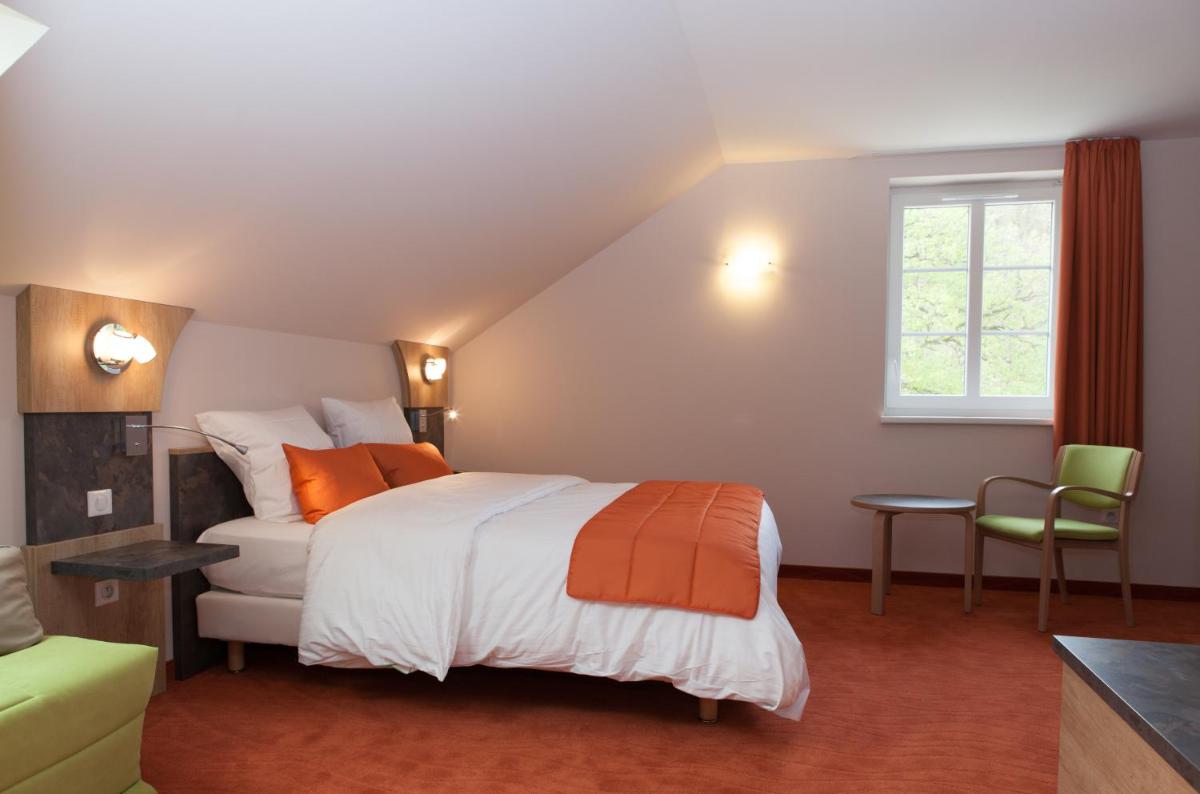 une chambre d'hôtel avec un lit et une fenêtre dans l'établissement Hotel Restaurant Le Cleebourg, à Rott 26 autres photos