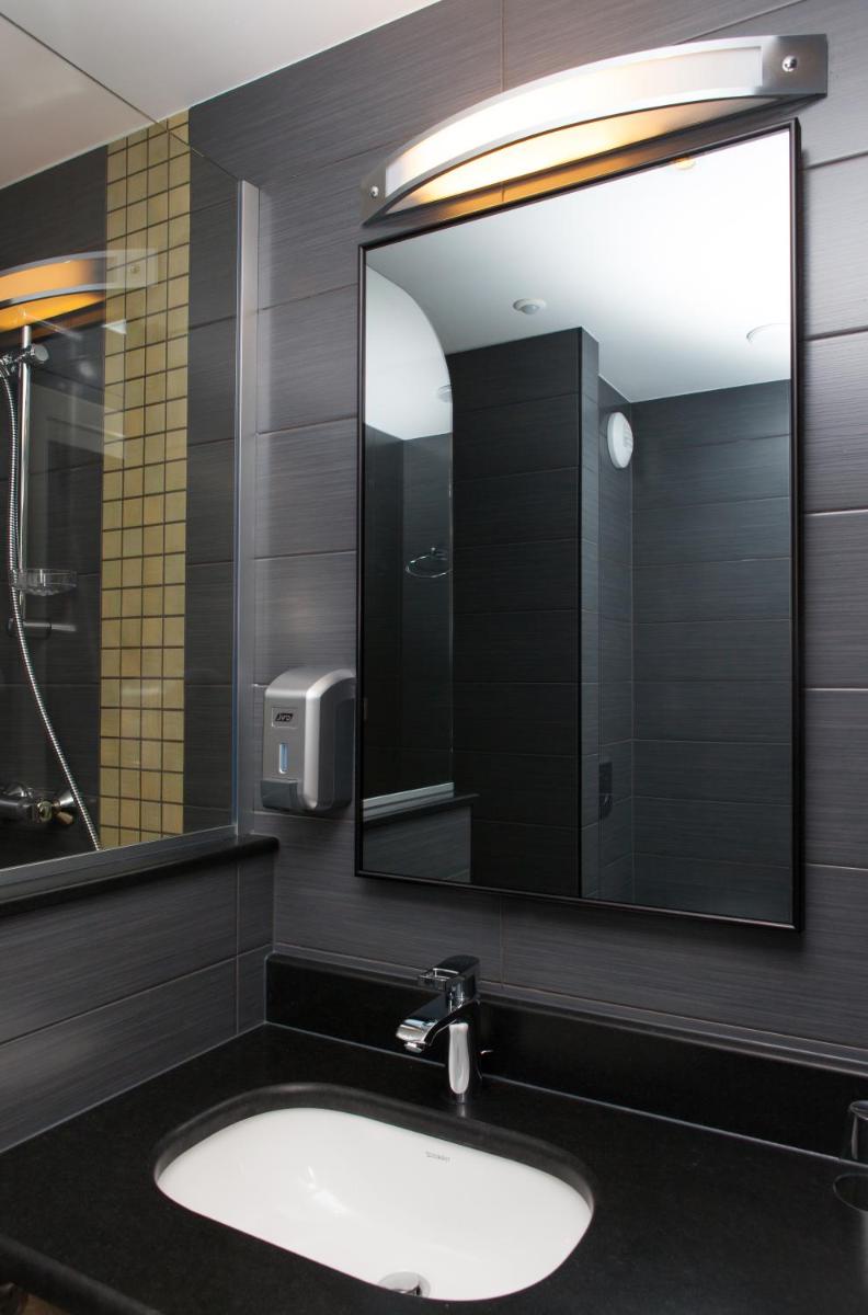 Salle de bains dans l'établissement Hotel Restaurant Le Cleebourg