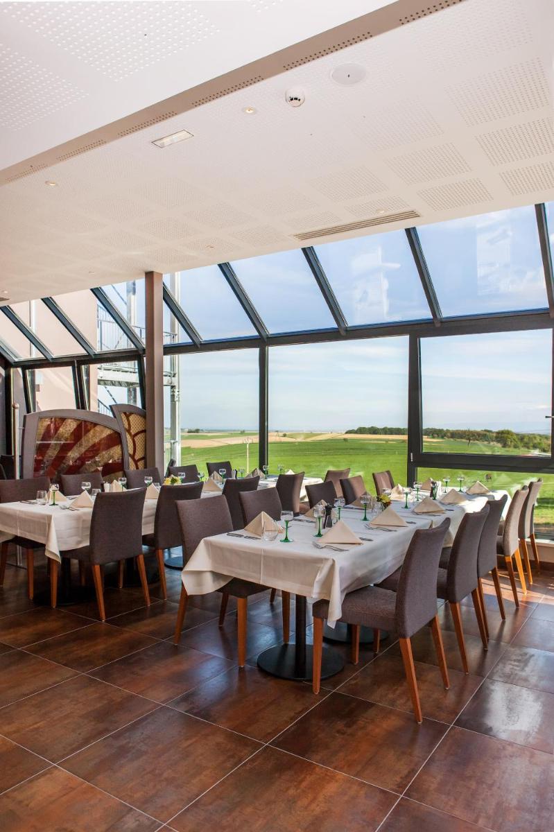 Restaurant ou autre lieu de restauration dans l'établissement Hotel Restaurant Le Cleebourg