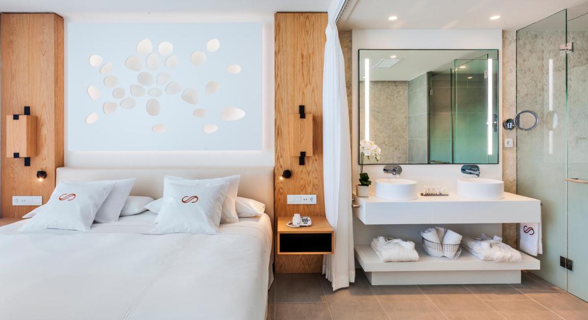 Cama o camas de una habitación en Royal Hideaway Corales Suites