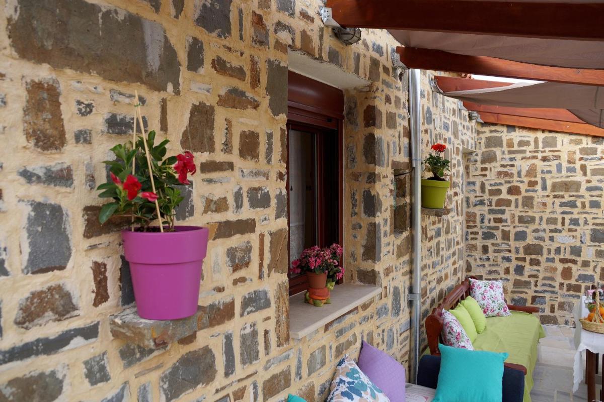 Stavies Traditional Stone House - Housity