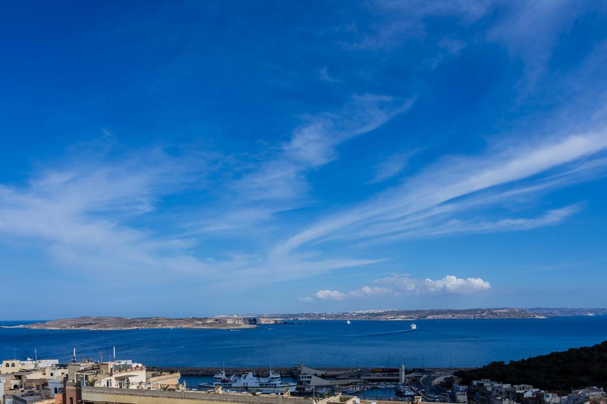 Seaview Luxury Penthouse with Shared Swimming Pool - Housity