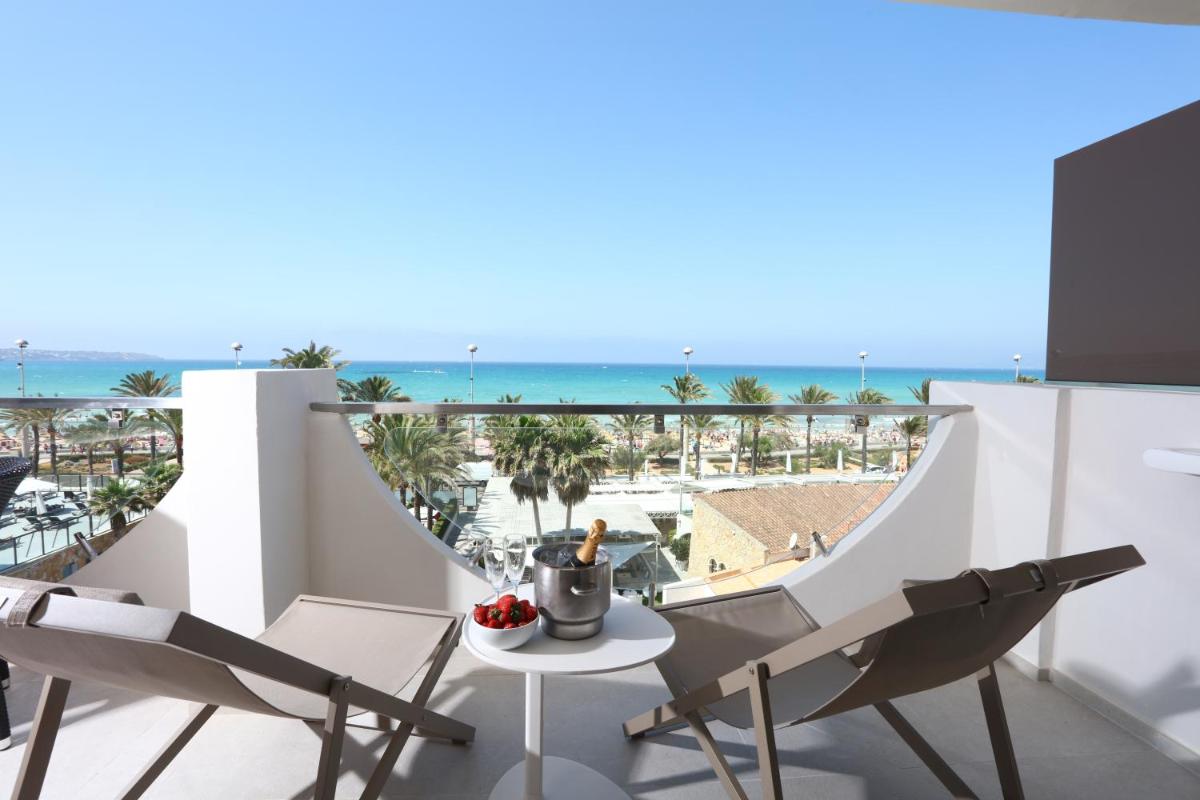 Un balcón con mesa y sillas y vista a la playa. en Hotel Playa Golf - Adults Only, en Playa de Palma