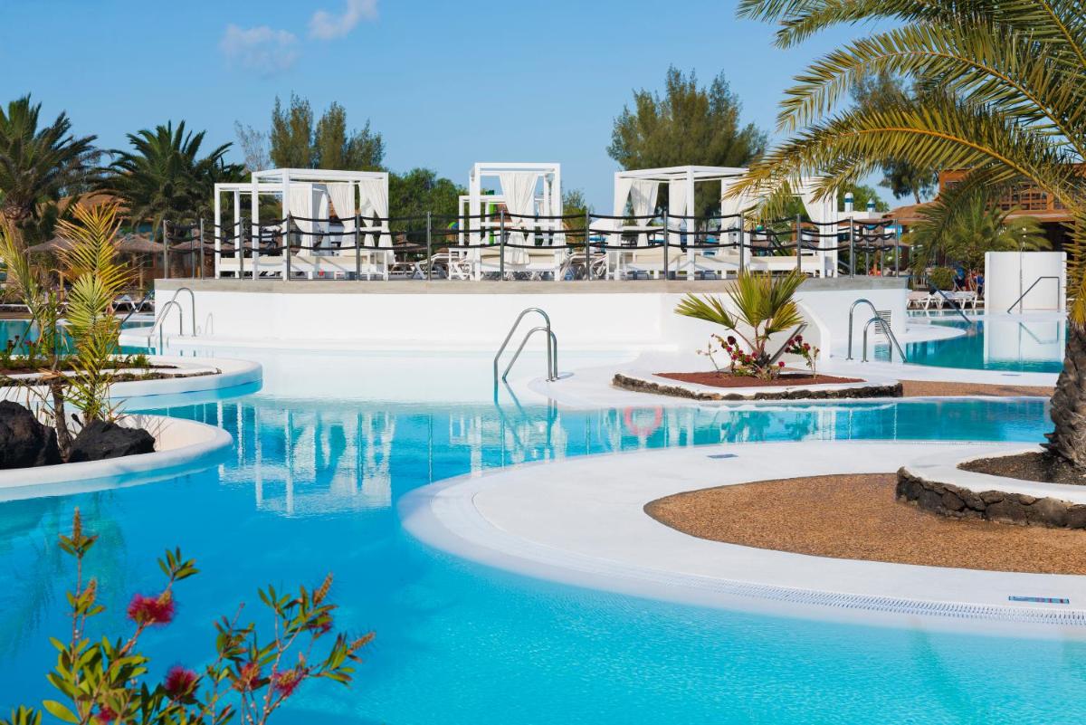 Piscina en o cerca de Elba Lanzarote Royal Village Resort