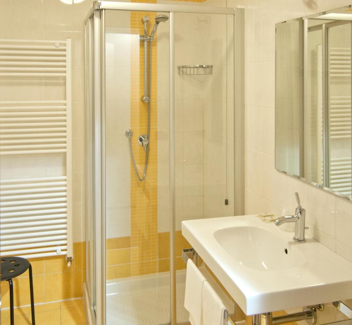 Hotel Leon Bianco - Housity