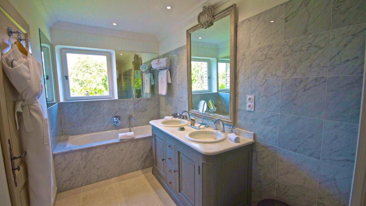 Salle de bains dans l'établissement Le Phébus & Spa – Relais & Châteaux