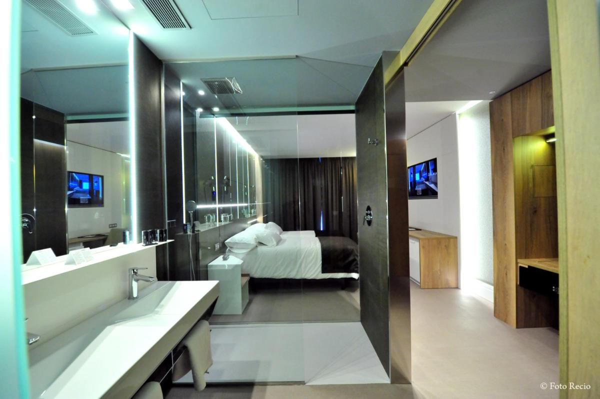 Una televisión o centro de entretenimiento en Hotel & Spa Ciudad de Binéfar