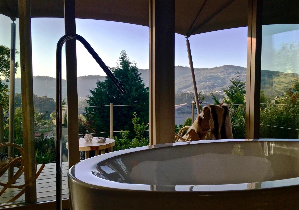Uma vista geral da montanha ou uma vista da montanha a partir do hotel