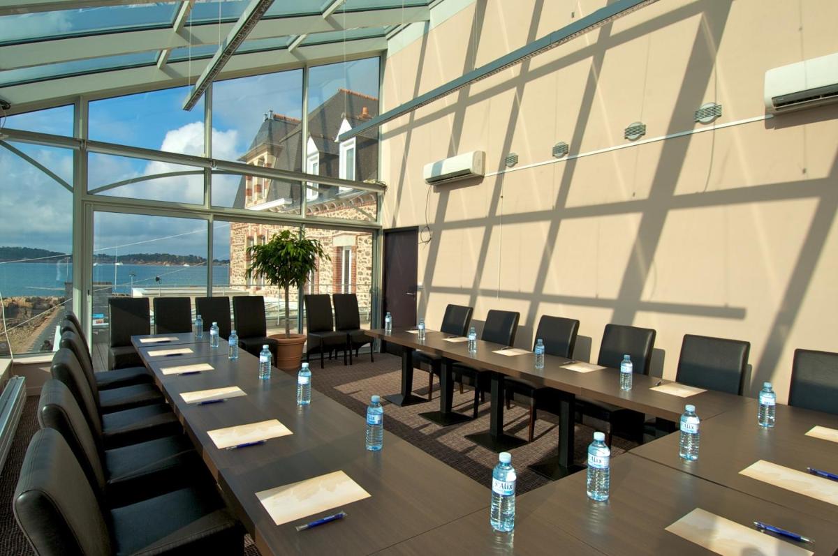Restaurant ou autre lieu de restauration dans l'établissement Best Western Plus Les Terrasses de Bréhat