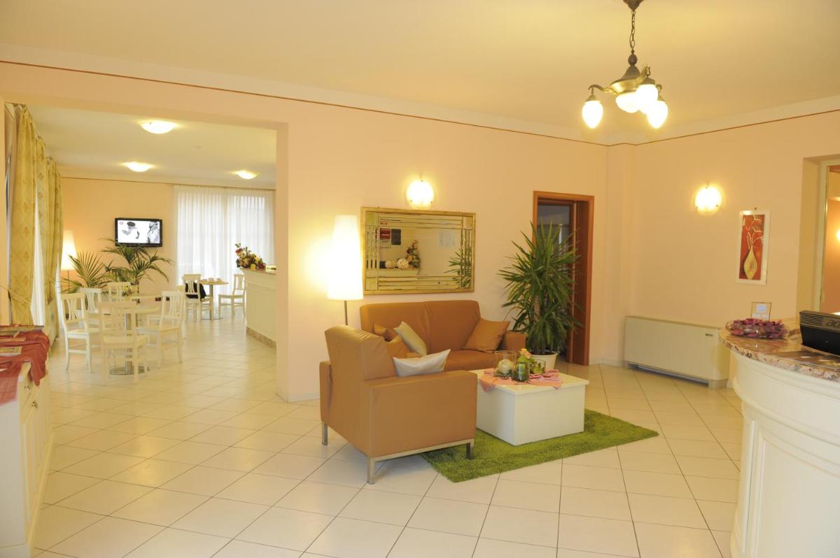 Hotel Plazza - Housity