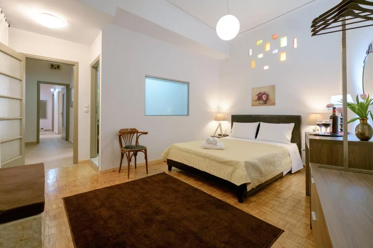 هومي ويته كورتيارد ين بياتينغ هيارت وف ولد توون! - Chania Town، اليونان