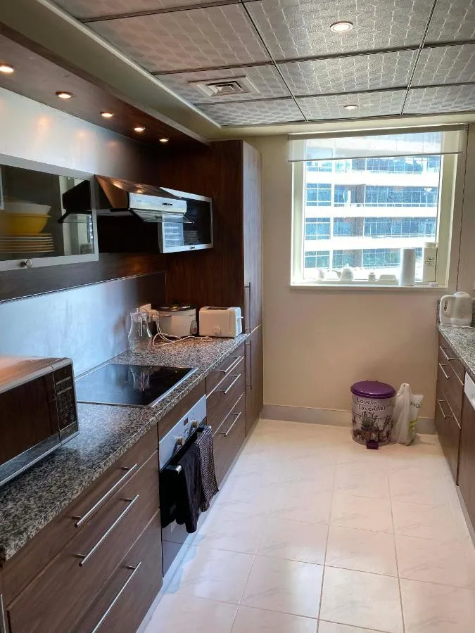 ⁨My-Places Dubai Apartment suitable for large groups Al Sahab 1⁩ — صورة 12