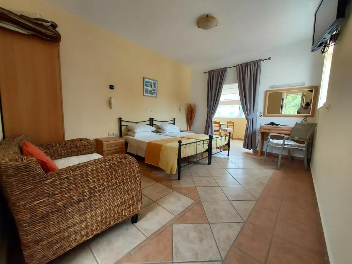 كورتيارد ستوديوس - رودس، اليونان