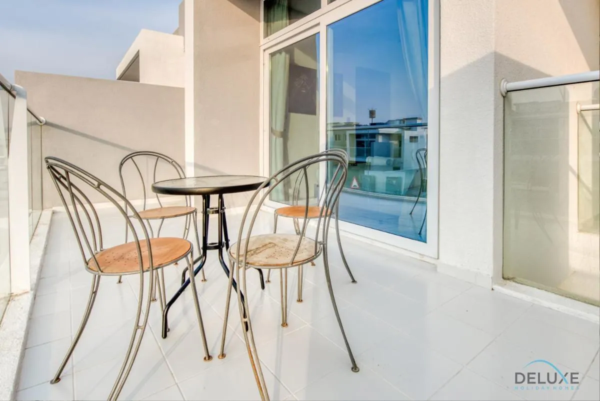 Opulent 3BR Townhouse at DAMAC Hills 2 Dubailand by Deluxe Holiday Homes — صورة 4