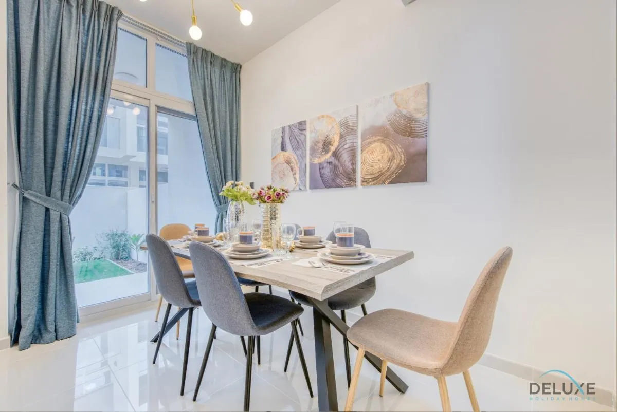 Opulent 3BR Townhouse at DAMAC Hills 2 Dubailand by Deluxe Holiday Homes — صورة 3