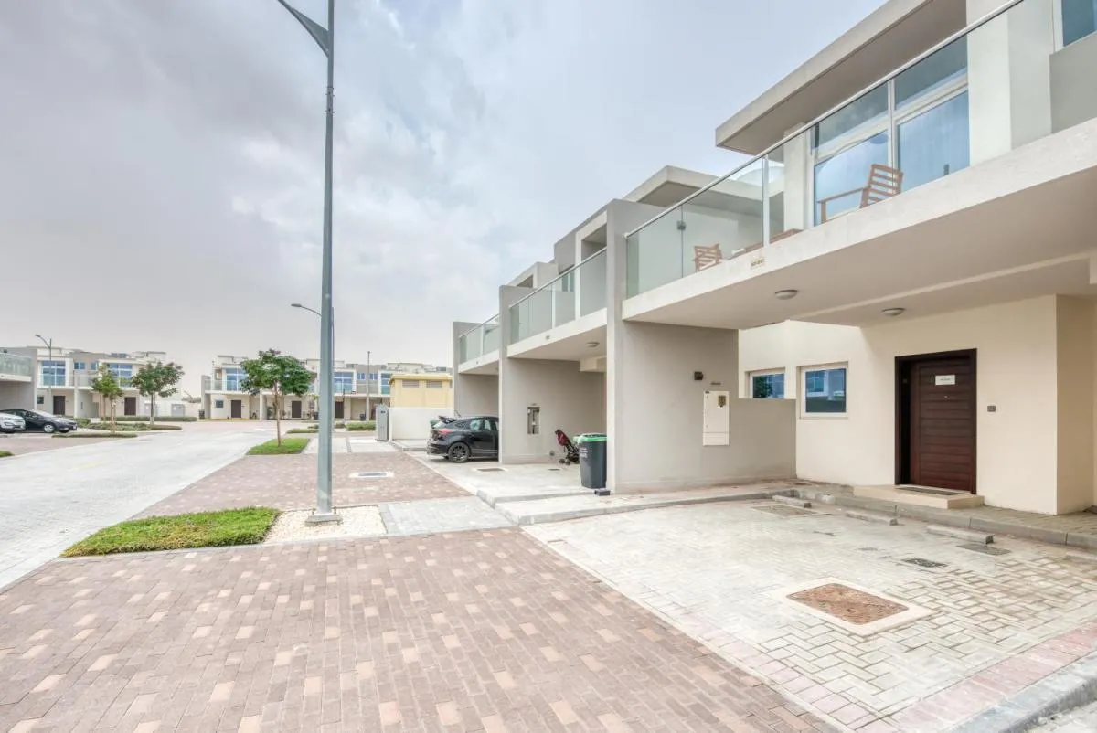 Spell-binding 3BR Townhouse at DAMAC Hills 2 Dubailand by Deluxe Holiday Homes — صورة 4