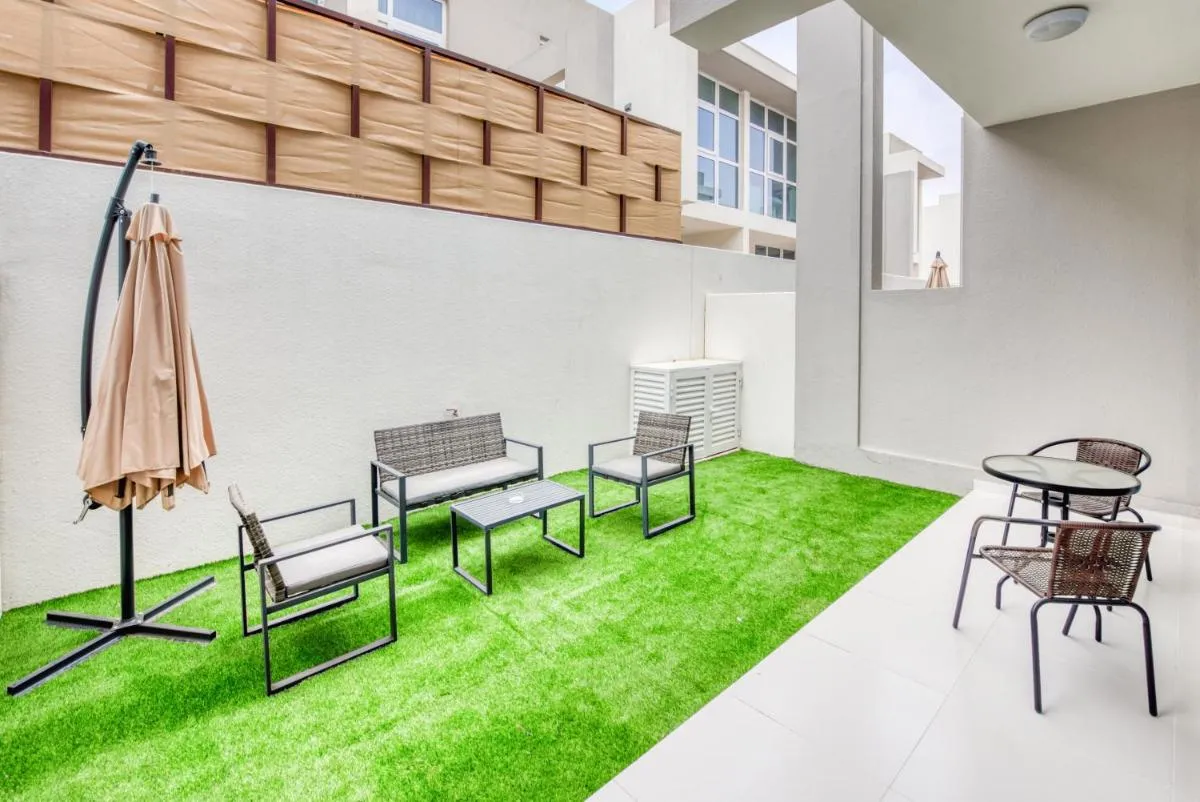 Spell-binding 3BR Townhouse at DAMAC Hills 2 Dubailand by Deluxe Holiday Homes — صورة 3
