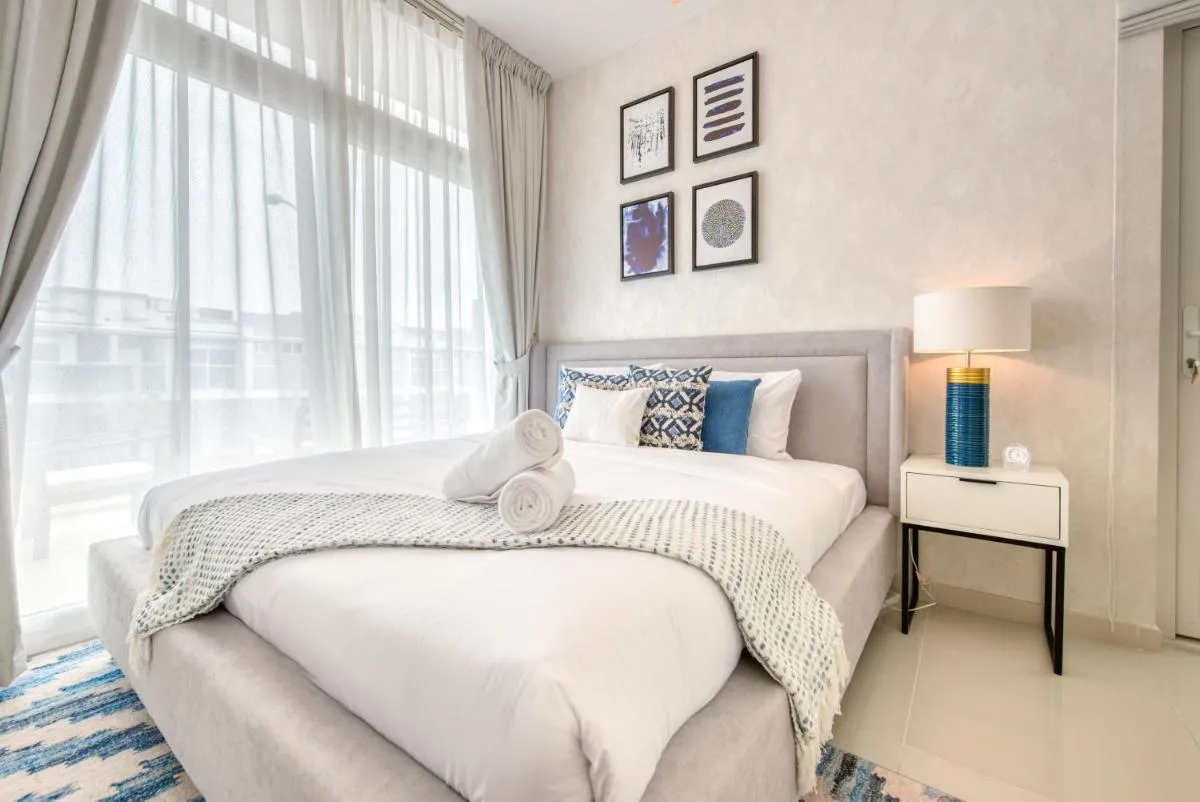 Spell-binding 3BR Townhouse at DAMAC Hills 2 Dubailand by Deluxe Holiday Homes — صورة 2