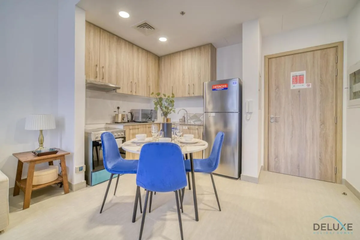 Sophisticated 1BR at Town Square Rawda Dubailand by Deluxe Holiday Homes — صورة 3