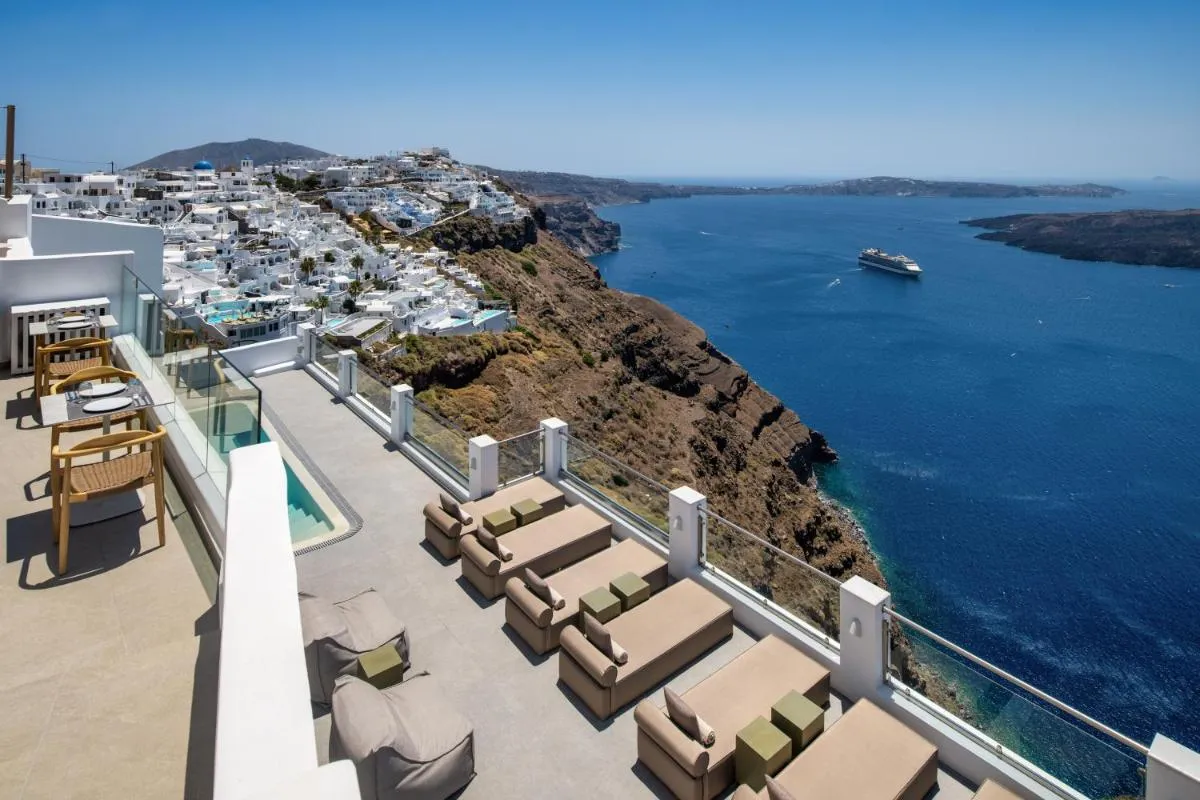 يرا و سبا ادولتس ونلي - سانتوريني، اليونان