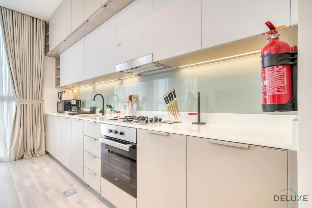 Polished 1BR at Noor 1 Midtown Dubai Production City by Deluxe Holiday Homes — صورة 4