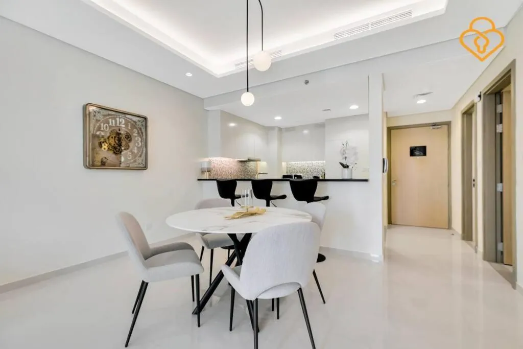 Keysplease 2 B/R Apt with Burj Views Paramount Midtown, Minutes to Dubai Mall — صورة 4