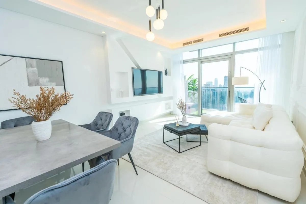 ⁨The Cinephile Burj Khalifa View 2BR Dubai⁩ — صورة 11