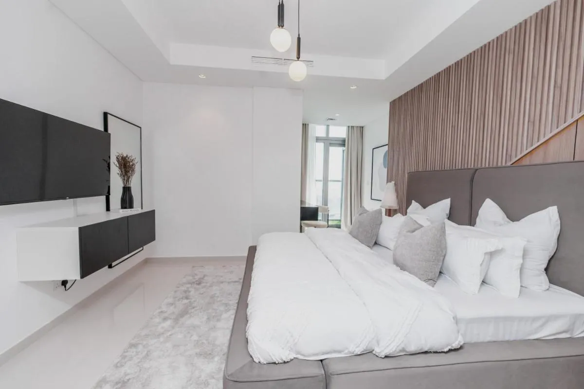 ⁨The Cinephile Burj Khalifa View 2BR Dubai⁩ — صورة 39