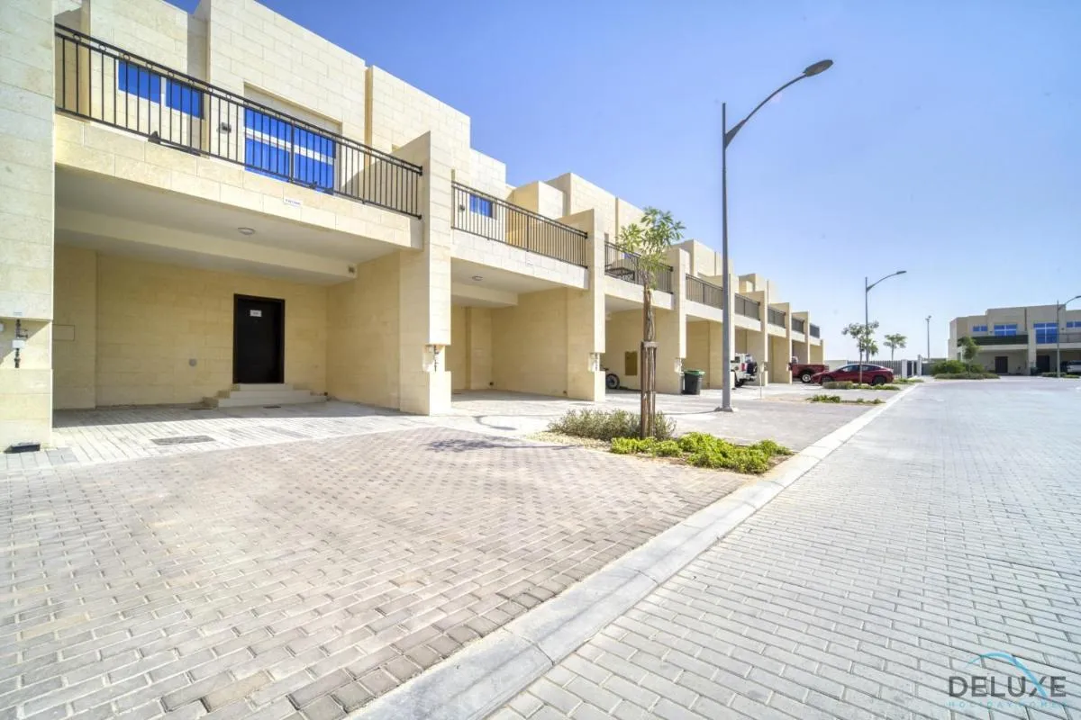 ⁨Exquisite 4BR Townhouse at DAMAC Hills 2, Dubailand by Deluxe Holiday Homes⁩ — صورة 9