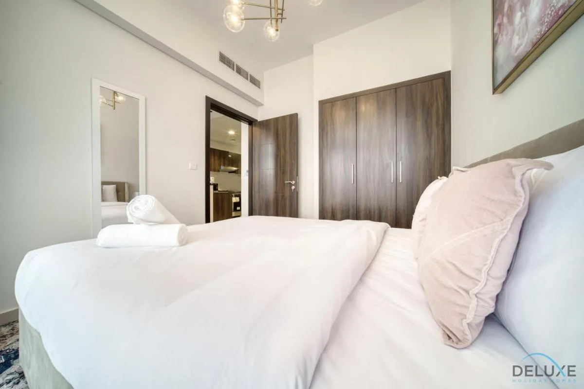 ⁨Exquisite 4BR Townhouse at DAMAC Hills 2, Dubailand by Deluxe Holiday Homes⁩ — صورة 24