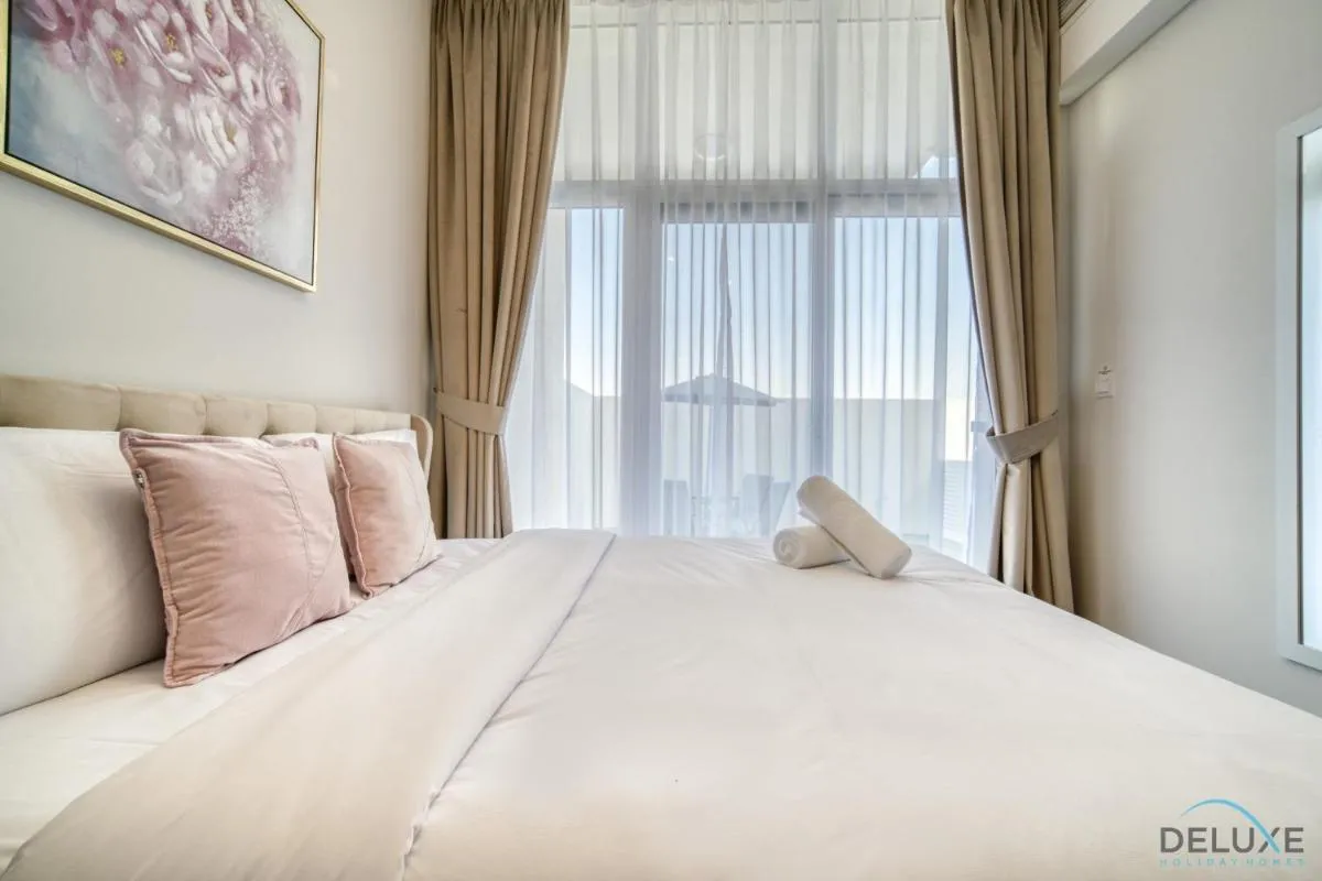 ⁨Exquisite 4BR Townhouse at DAMAC Hills 2, Dubailand by Deluxe Holiday Homes⁩ — صورة 19