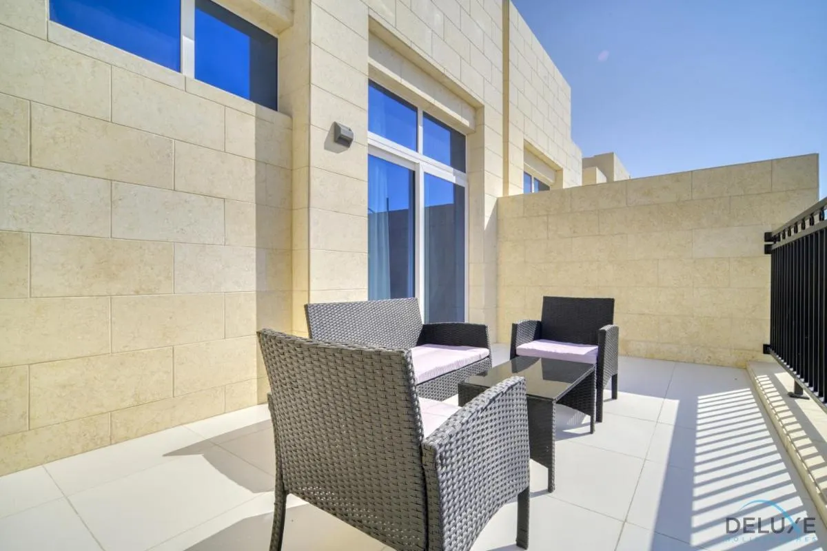 ⁨Exquisite 4BR Townhouse at DAMAC Hills 2, Dubailand by Deluxe Holiday Homes⁩ — صورة 44