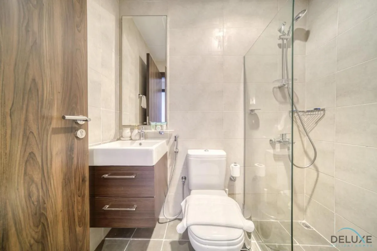 ⁨Exquisite 4BR Townhouse at DAMAC Hills 2, Dubailand by Deluxe Holiday Homes⁩ — صورة 29