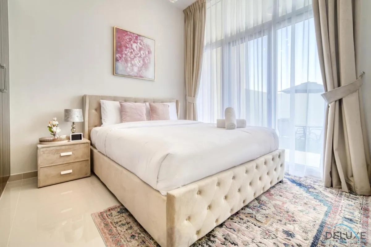 ⁨Exquisite 4BR Townhouse at DAMAC Hills 2, Dubailand by Deluxe Holiday Homes⁩ — صورة 4