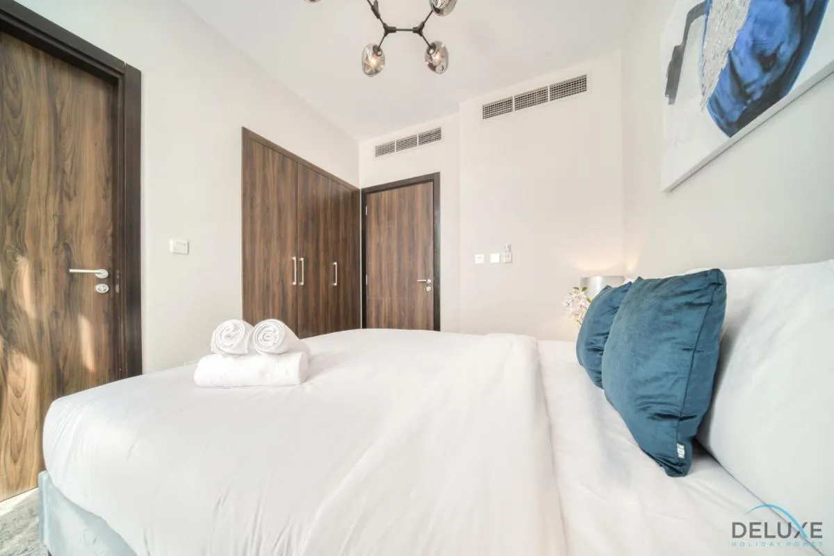 ⁨Exquisite 4BR Townhouse at DAMAC Hills 2, Dubailand by Deluxe Holiday Homes⁩ — صورة 41