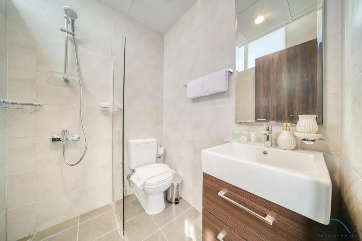⁨Exquisite 4BR Townhouse at DAMAC Hills 2, Dubailand by Deluxe Holiday Homes⁩ — صورة 46