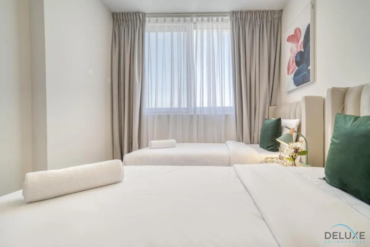 ⁨Exquisite 4BR Townhouse at DAMAC Hills 2, Dubailand by Deluxe Holiday Homes⁩ — صورة 49