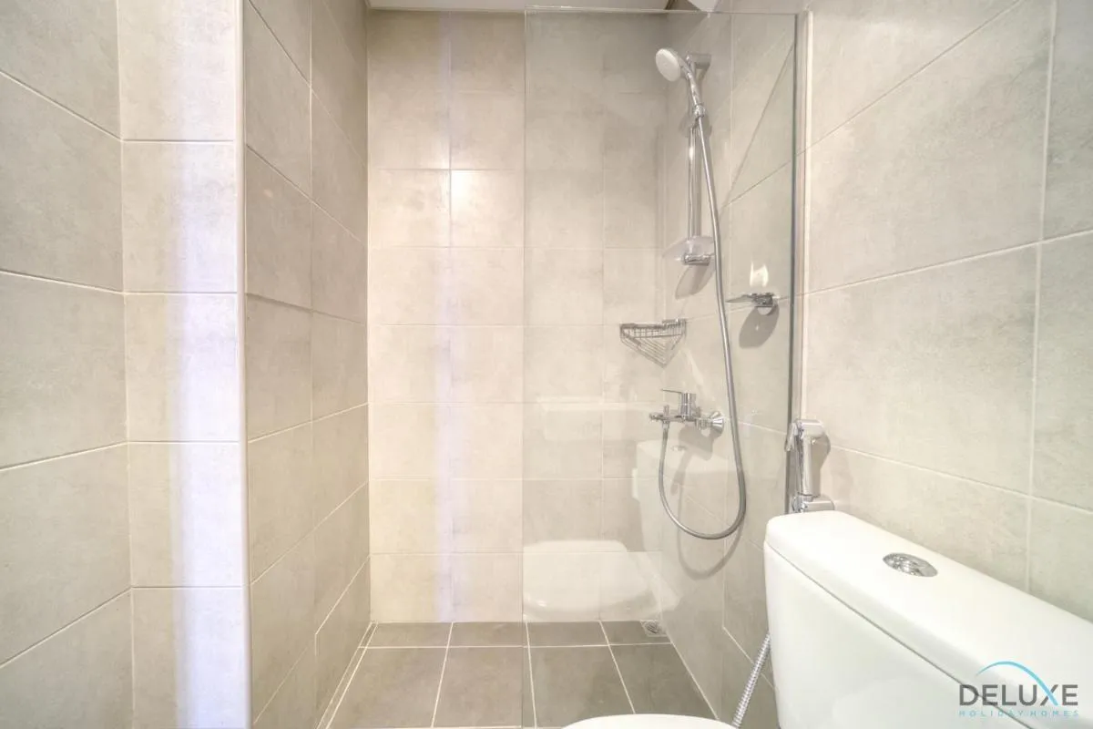 ⁨Exquisite 4BR Townhouse at DAMAC Hills 2, Dubailand by Deluxe Holiday Homes⁩ — صورة 27
