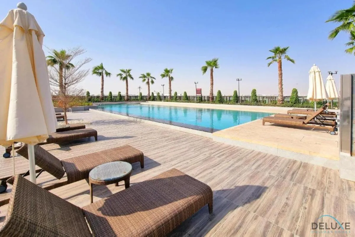 ⁨Exquisite 4BR Townhouse at DAMAC Hills 2, Dubailand by Deluxe Holiday Homes⁩ — صورة 8